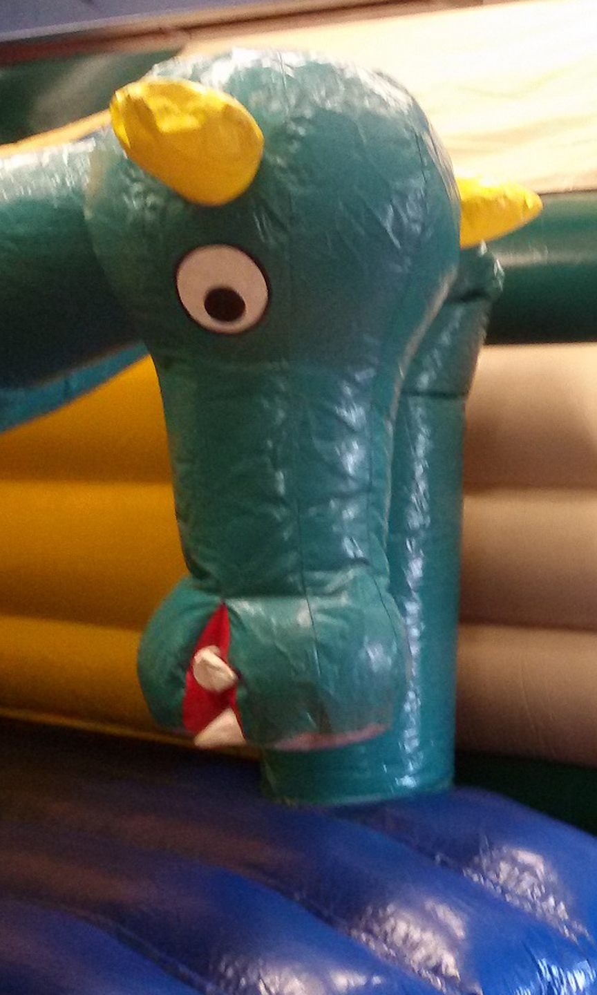 Hüpfburg in Form eines Drachen