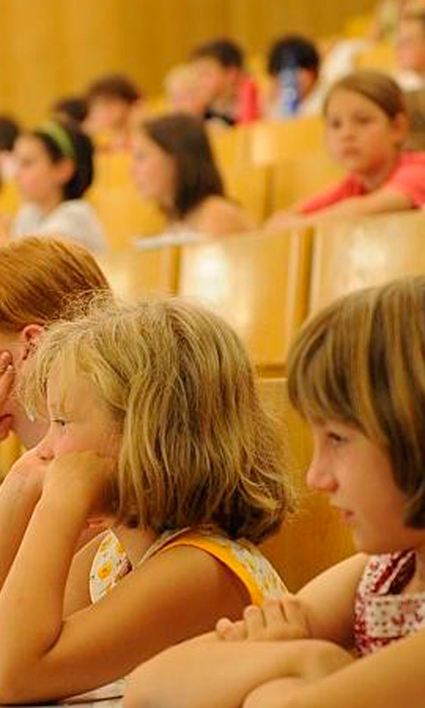 Zwei Mädchen sitzen in einem Vorlesungssaal.