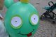 Ein Luftballontier, dass einen Frosch darstellt aus einen grünen Luftballon mit Augen, Mund und einer Krone.